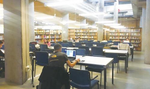 马德里自治大学图书馆内自习的学生。（图片来源：欧洲时报记者林碧燕 摄）